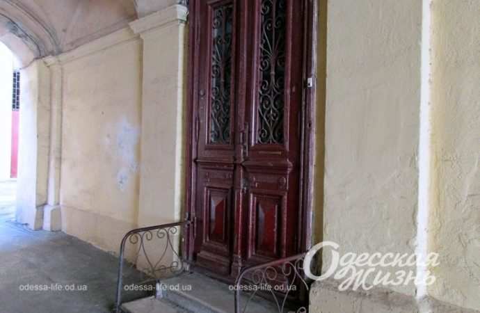Одесский "дом-сквозняк", старинные двери