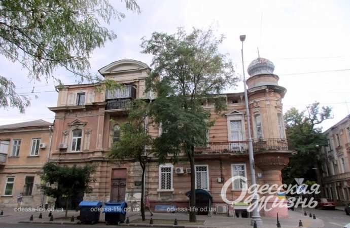 Одесский дом Караводина, у дороги