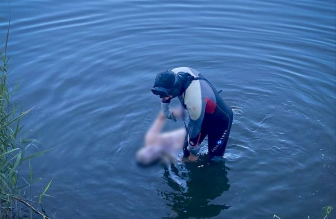 В Одесской области из пруда достали тело утопленника (видео)