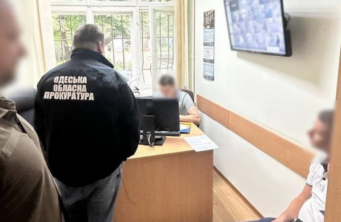 В Одесі митник заради поновлення на посаді обдурив суд