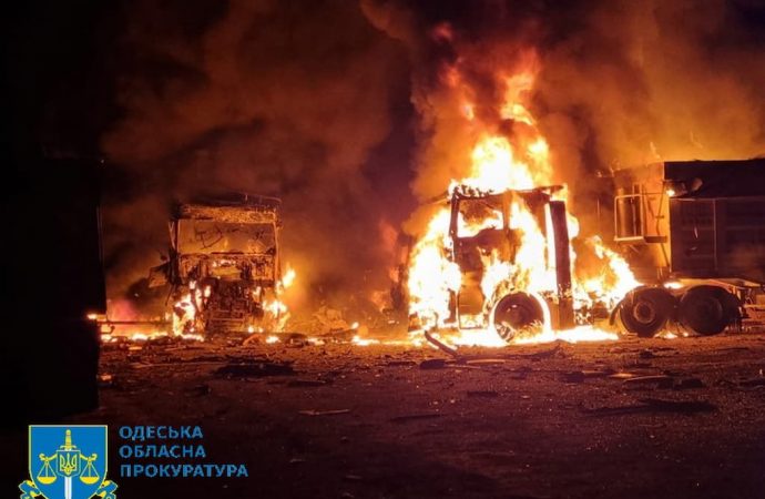 Разрушен жилой дом, сгорели зерновозы: фото последствий ночной атаки беспилотников на Одесщину