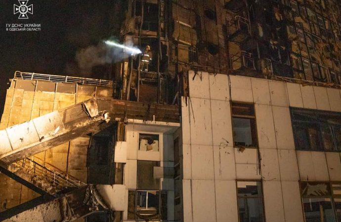 Пожар в гостинице и поврежденный Морвокзал: последствия ракетно-дроновой атаки по Одессе (фото)