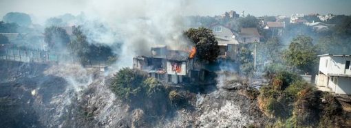 Последствия ужасающие: как в Черноморке тушили пожар в домах (фото, видео)