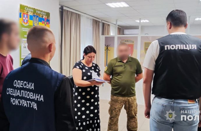 За $10 тысяч обещал облегчить службу: в Одесской области на взятке попался военком