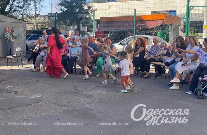 Оперные арии на Молдаванке. Как одесситы отметили День двора (фоторепортаж)