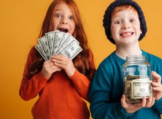 Скільки грошей давати дитині до школи