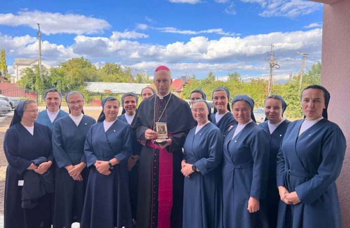 Епископ с сестрами-монахинями