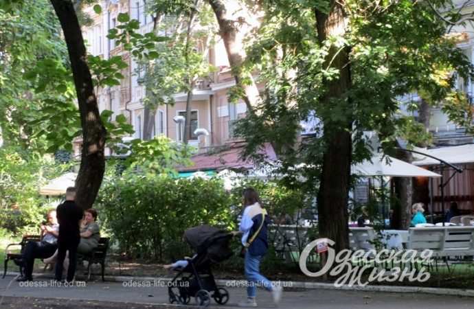 В Пале-Рояле, прогулка