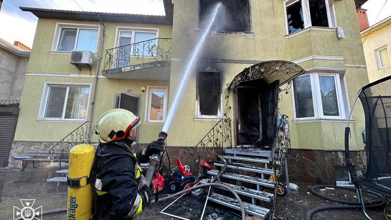 В Одессе горел дом многодетной семьи – пострадали дети (фото)