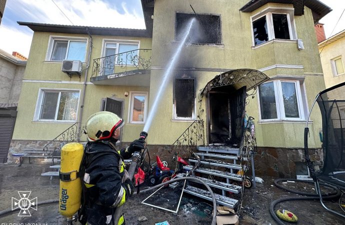 В Одессе горел дом многодетной семьи – пострадали дети (фото)
