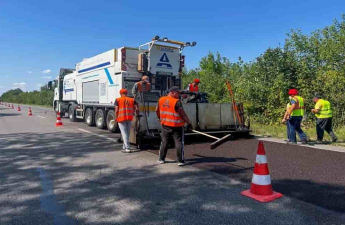 Вниманию водителей: на важных трассах Одесской области идет ремонт дорог