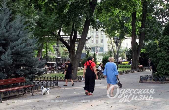 Конец сентября в Одессе, прохожие