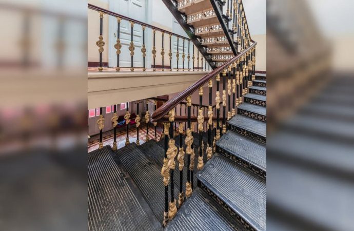 Сходи друий поверх Будинок вчених