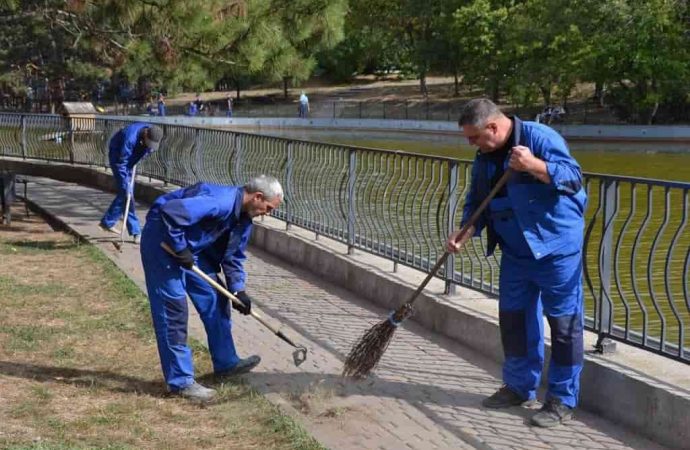 В Одессе отметили День уборки массовым субботником (фото)