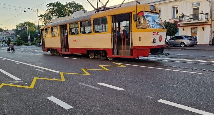 На улице Тираспольской: трамвай и новая разметка