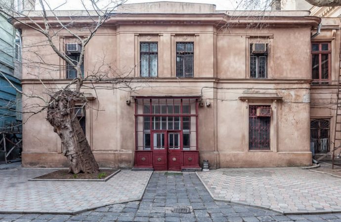 Вхід в Кухню.Будинок вчених