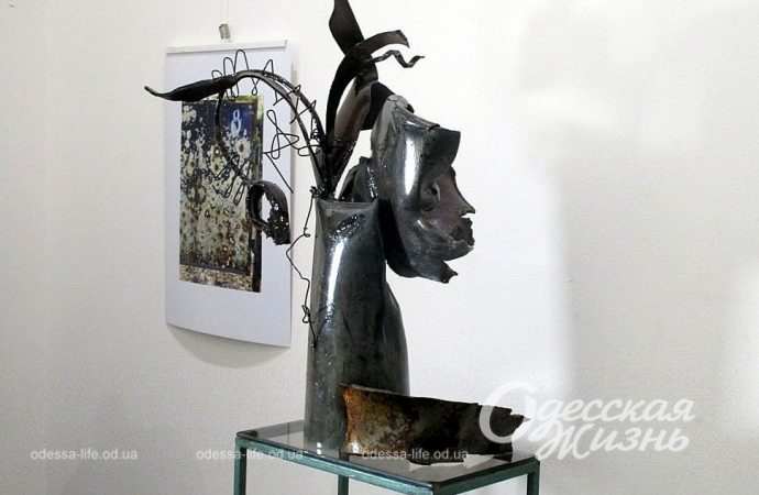 Зі снарядних уламків, болю та любові: в Одесі відкрили виставку скульптур відомого залізного майстра (фоторепортаж)