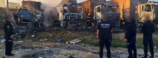 Обстрел переправы в Орловке: россияне атаковали автобус с детьми и фуры с памперсами