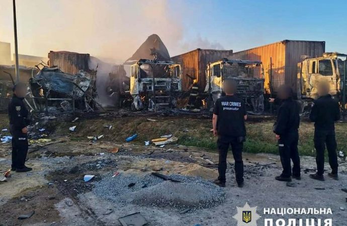 Обстріл переправи в Орловці: росіяни атакували автобус з дітьми і фури з памперсами