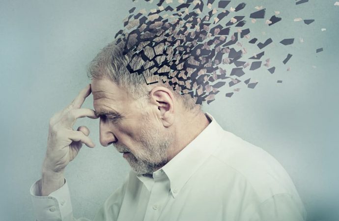 Болезнь Альцгеймера: как предупредить и чем помочь родным?