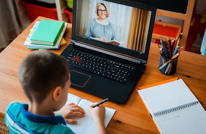 Одесские школьники могут бесплатно получить ноутбук для обучения: подробности