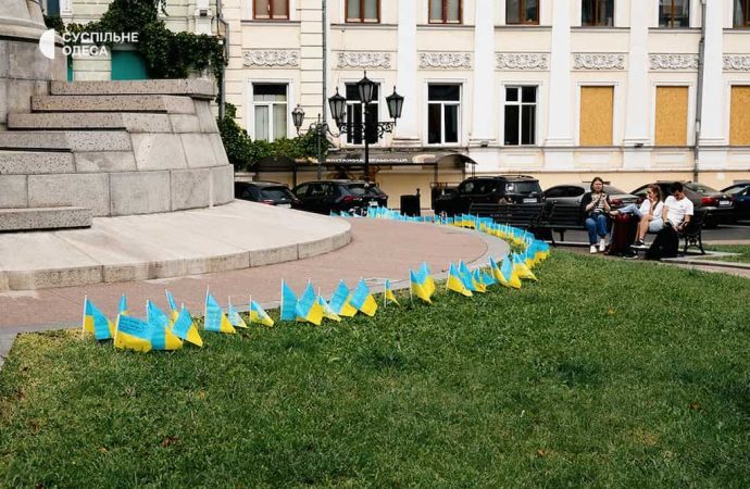 Екатерининская площадь в Одессе превращается в мемориал погибшим защитникам (фото)