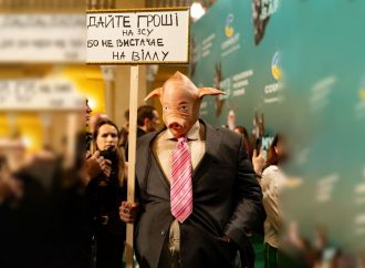 Звездный певец из Одессы устроил перформанс против хищения денег чиновниками (видео)