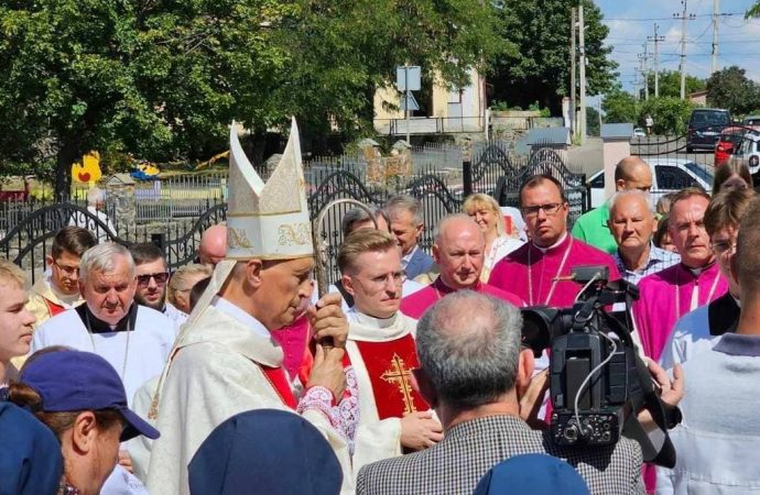 миряни біля церкві