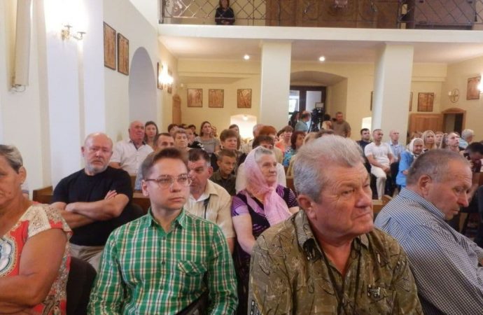 миряни у церкві