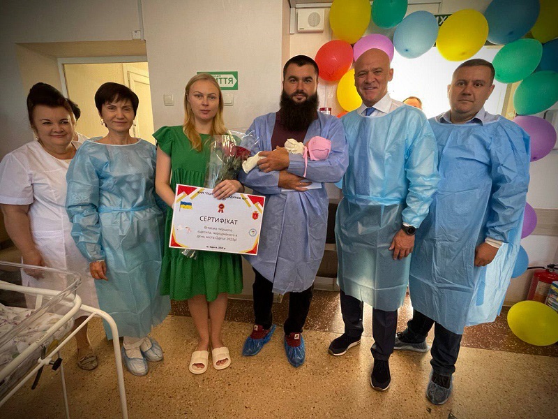 Труханов посетил роддом в День города