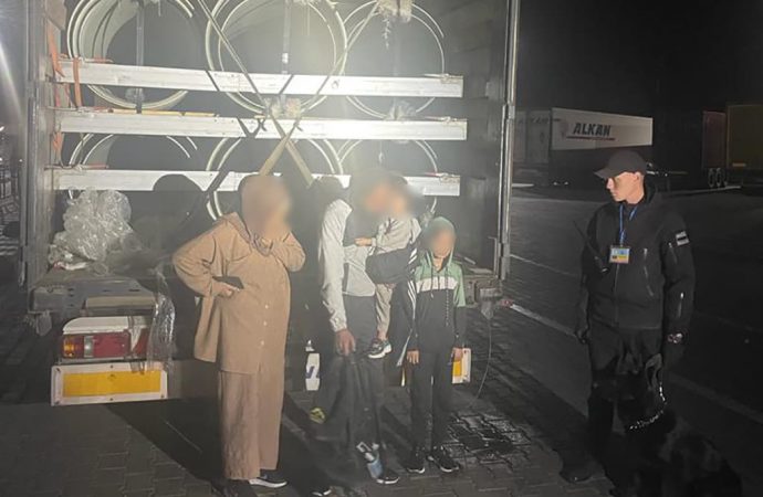Экстремальное путешествие к лучшей жизни: на Одещине обнаружили в грузовике семью, убежавшую из Ирака (видео)