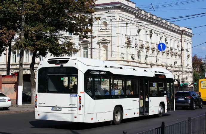 Большой и экологически чистый автобус появился в Одессе на обычном маршруте
