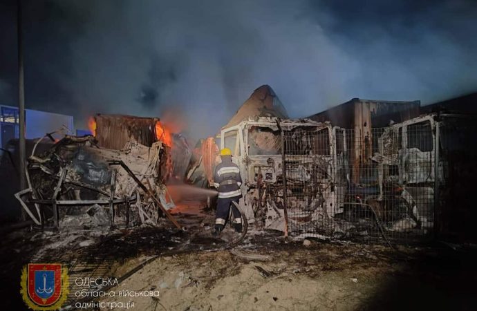 Вночі ворог атакував Одещину “Шахедами”: згоріли вантажівки, є поранені (ОНОВЛЕНО)