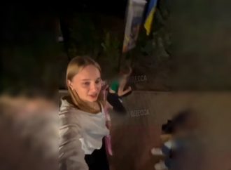 На Одещині підлітки хотіли сходити в туалет на Алеї Слави (відео)