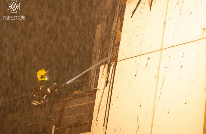 Спасетели тушат пожар в отеле на морвокзале