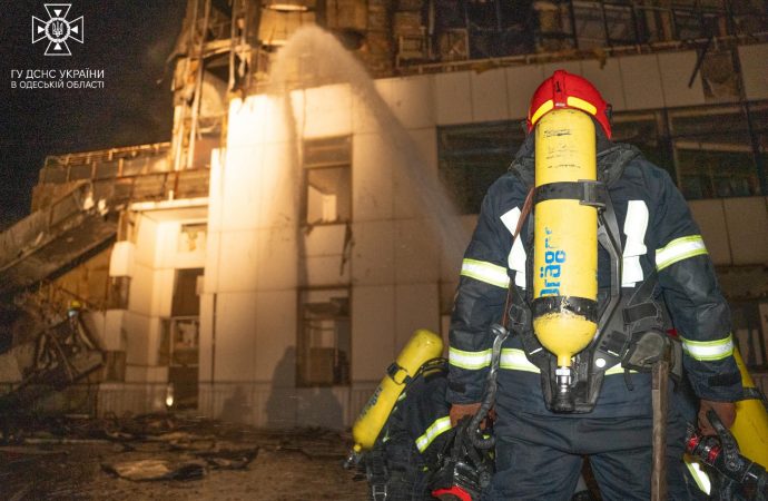 Спасетели тушат пожар в отеле на морвокзале