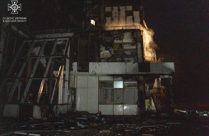 Спасетели тушат пожар в отеле на морвокзале