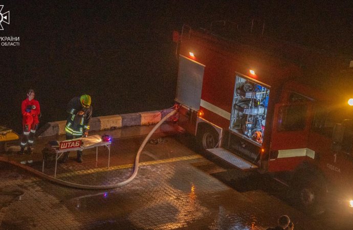 Спасетели тушат пожар в отеле на морвокзале