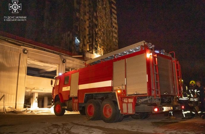 Спасетели тушат пожар в отеле на морвокзале