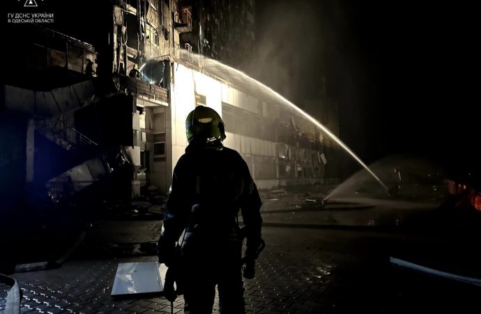 Спасетели тушат пожар в отеле на морвокзале