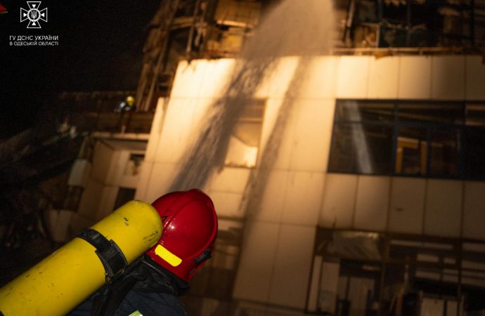 Спасетели тушат пожар в отеле на морвокзале