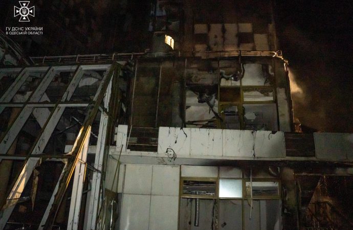 Спасетели тушат пожар в отеле на морвокзале