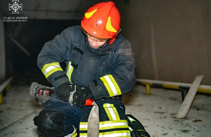 Спасетели тушат пожар в отеле на морвокзале