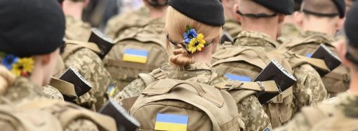 С 1 октября украинки должны стать на военный учет: кого это коснется 