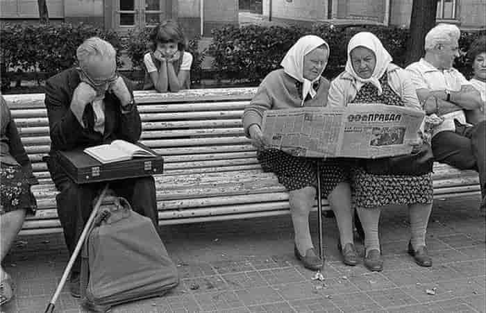 Жизнь в СССР: бабушки читают газету "Правда"
