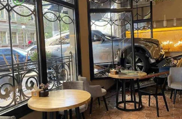 В Одессе женщина на авто влетела в ресторан – есть пострадавшие (фото)