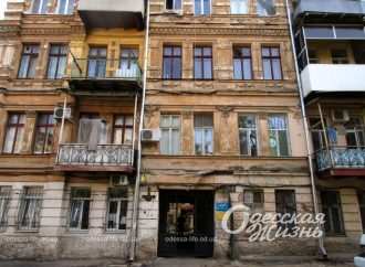 З фасаду одеського будинку вкрали експонат доби газового освітлення вулиць (фоторепортаж)