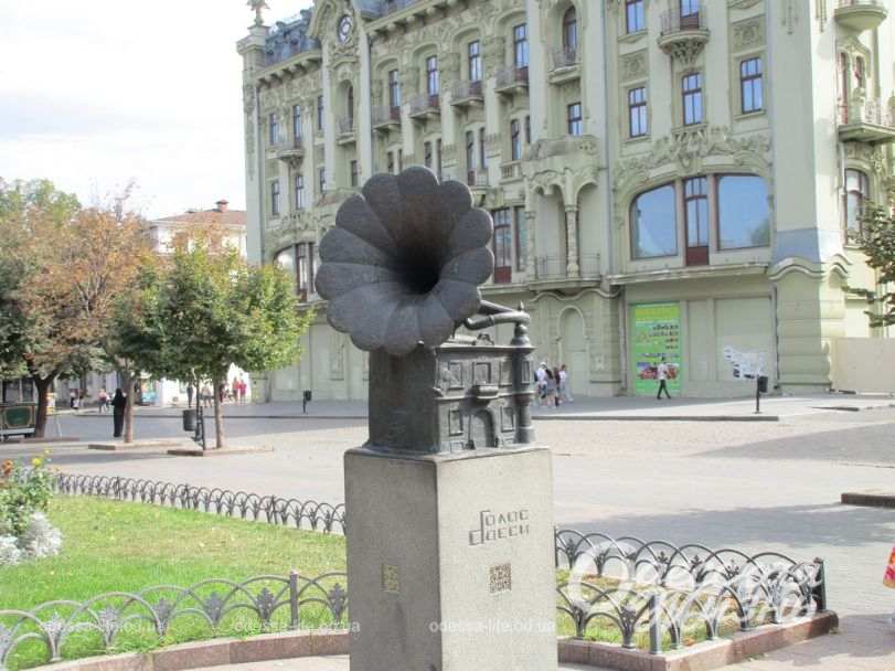 Скульптура "Голос Одессы"