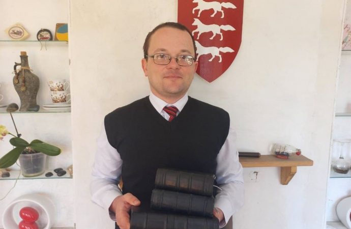 Как «древние» книги по магии используют в Килии для сбора средств на помощь ВСУ