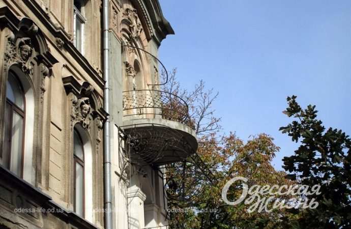 Одесса в октябре, балкон дома